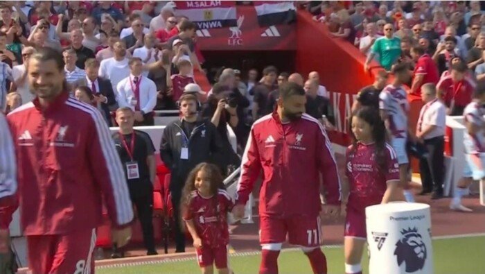 في مباراته الأخيرة.. محمد صلاح يدخل الملعب رفقة ابنتيه في مباراته الأخيرة.. محمد صلاح يدخل الملعب رفقة ابنتيه