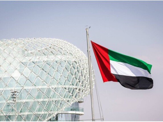 الدفاعات الجوية الإماراتية تعترض 6 طائرات مسيرة حاولت استهداف مناطق حيوية الدفاعات الجوية الإماراتية تعترض 6 طائرات مسيرة حاولت استهداف مناطق حيوية