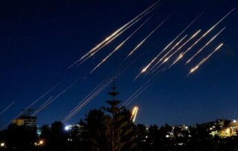 القناة 14 الإسرائيلية: أصوات انفجارات في وسط إسرائيل بعد إطلاق الصواريخ من إيران