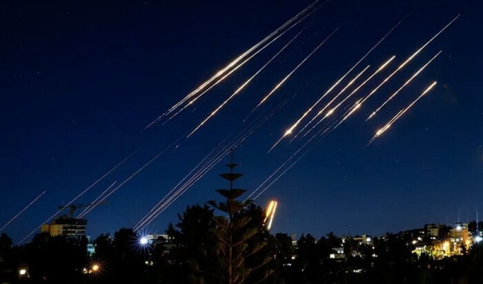 القناة 14 الإسرائيلية: أصوات انفجارات في وسط إسرائيل بعد إطلاق الصواريخ من إيران القناة 14 الإسرائيلية: أصوات انفجارات في وسط إسرائيل بعد إطلاق الصواريخ من إيران