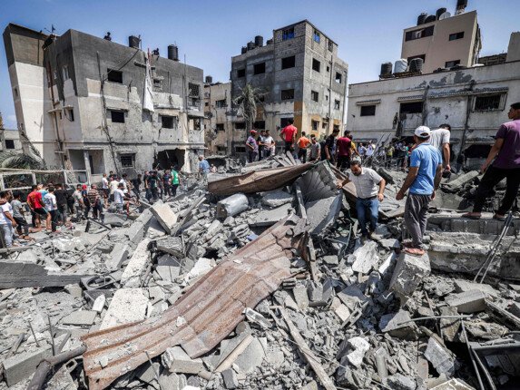 إصابة 5 فلسطينيين بينهم أطفال في قصف إسرائيلي على جنوب قطاع غزة إصابة 5 فلسطينيين بينهم أطفال في قصف إسرائيلي على جنوب قطاع غزة