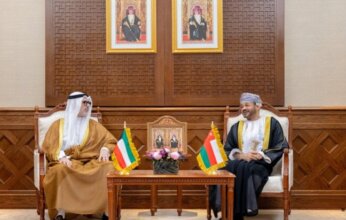 وزير الخارجية الكويتي ونظيره العماني يبحثان تطورات الأوضاع الإقليمية وتعزيز التعاون المشترك