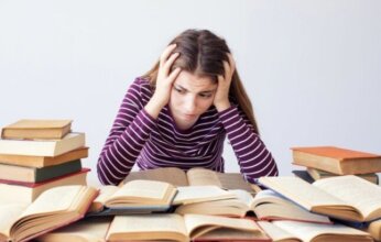 إشارات جسدية ونفسية تكشف توتر الأبناء قبل الامتحانات.. وهذه هي أهم طرق التعامل معهم ودعمهم