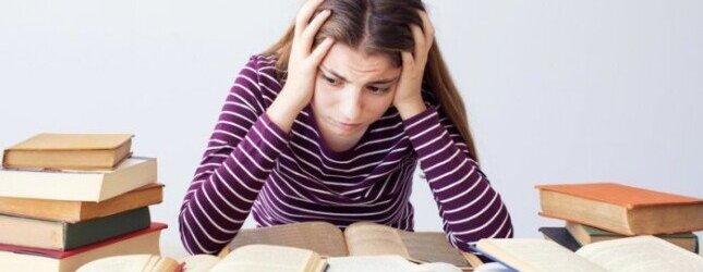 إشارات جسدية ونفسية تكشف توتر الأبناء قبل الامتحانات.. وهذه هي أهم طرق التعامل معهم ودعمهم