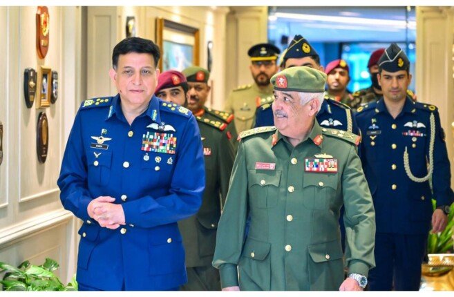 البحرين.. رئيس الحرس الوطني يجتمع مع قائد القوات الجوية الباكستانية البحرين.. رئيس الحرس الوطني يجتمع مع قائد القوات الجوية الباكستانية