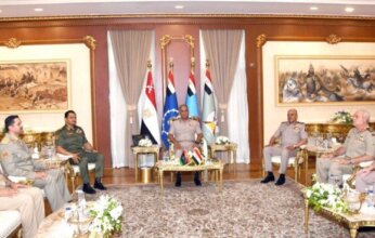 مصر.. وزير الدفاع يلتقي نائب القائد العام ورئيس الأركان العامة للجيش الوطني الليبي