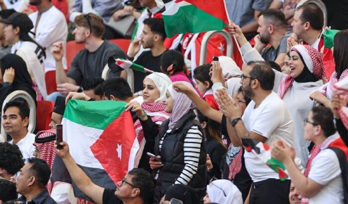 رئيس الوزراء الأردني يقرر تأخير بدء الدوام الرسمي الصباحي خلال مباريات «النشامى» بكأس العالم رئيس الوزراء الأردني يقرر تأخير بدء الدوام الرسمي الصباحي خلال مباريات «النشامى» بكأس العالم