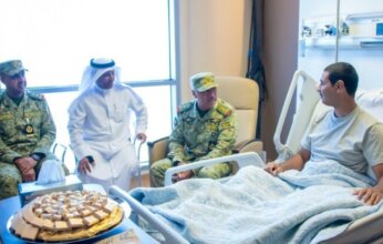 الكويت.. وكيل الحرس الوطني وكبار القادة يطمئنون على صحة حارس وطني تحت التدريب