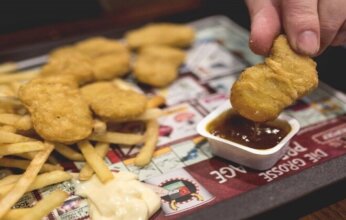 خبراء تغذية يحذرون من الإفراط في الكاتشب: سكر خفي واضطرابات محتملة في الجهاز الهضمي