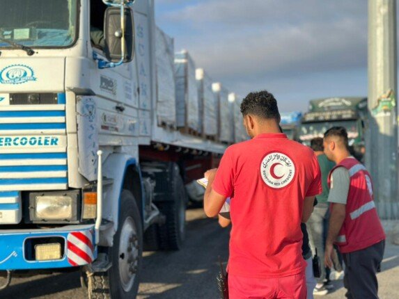 الهلال الأحمر المصري يطلق قافلة «زاد العزة» الـ220 لدعم الأشقاء الفلسطينيين الهلال الأحمر المصري يطلق قافلة «زاد العزة» الـ220 لدعم الأشقاء الفلسطينيين