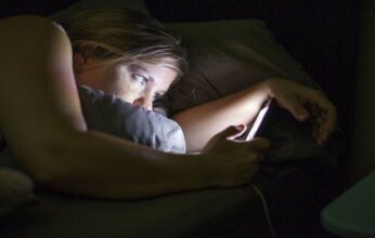 أطباء يوضحون حقيقة مخاطر وضع الهاتف تحت الوسادة وعلاقته بالسرطان وجودة النوم