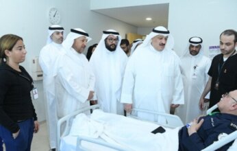 وزير الصحة الكويتي يتفقد مصابي الهجوم الإيراني على مطار الكويت الدولي
