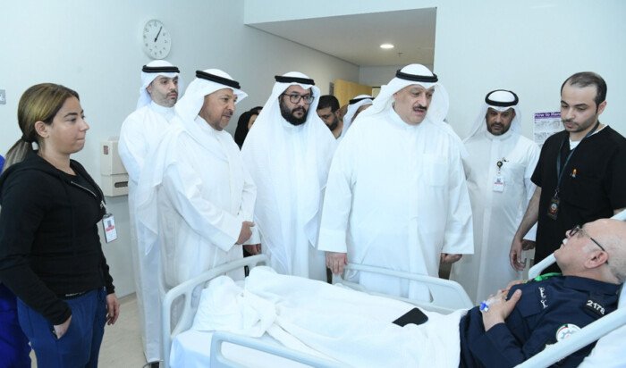 وزير الصحة الكويتي يتفقد مصابي الهجوم الإيراني على مطار الكويت الدولي وزير الصحة الكويتي يتفقد مصابي الهجوم الإيراني على مطار الكويت الدولي