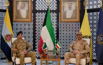 رئيس الأركان العامة للجيش الكويتي يبحث مع مدير عمليات الجيش الباكستاني تعزيز التعاون العسكري