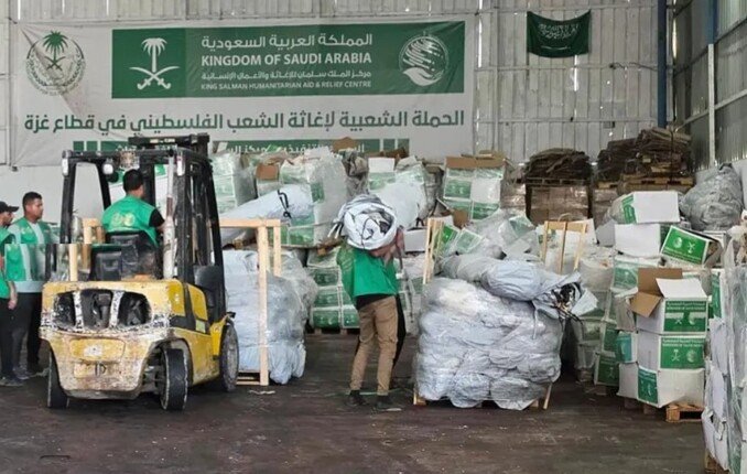 قافلة إغاثية سعودية تصل قطاع غزة.. دعم عاجل للأسر المتضررة قافلة إغاثية سعودية تصل قطاع غزة.. دعم عاجل للأسر المتضررة