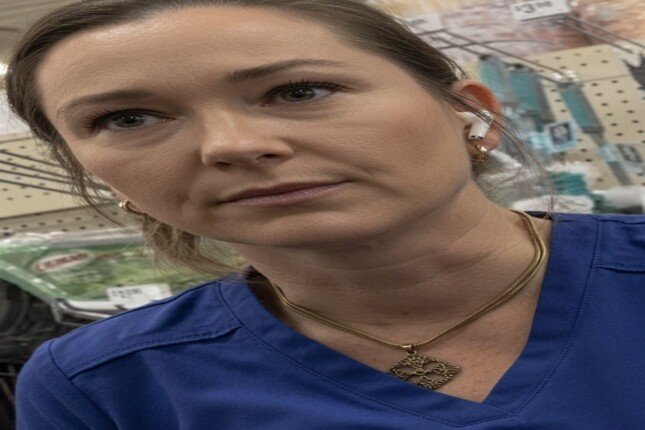 سيدة أمريكية توجه عبارات معادية للإسلام لفتاتين محجبتين داخل متجر في تكساس سيدة أمريكية توجه عبارات معادية للإسلام لفتاتين محجبتين داخل متجر في تكساس