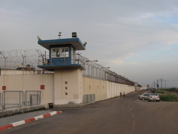 ارتفاع عدد الأسيرات الفلسطينيات في سجون الاحتلال ومعسكرات اعتقاله إلى نحو 95 أسيرة