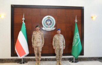 الكويت.. رئيس الأركان العامة للجيش يبحث مع نظيره السعودي تطوير التعاون العسكري والدفاعي بين البلدين