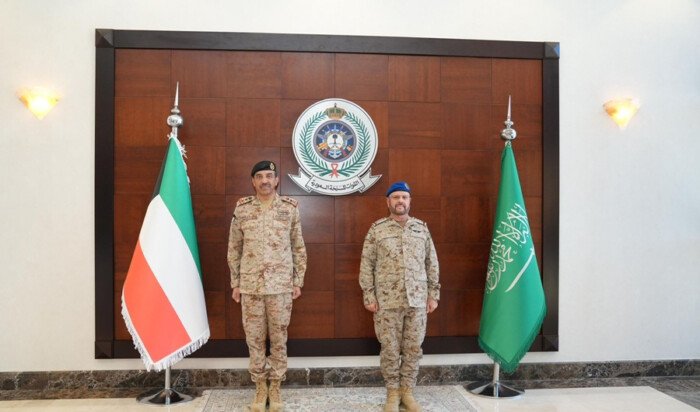 الكويت.. رئيس الأركان العامة للجيش يبحث مع نظيره السعودي تطوير التعاون العسكري والدفاعي بين البلدين الكويت.. رئيس الأركان العامة للجيش يبحث مع نظيره السعودي تطوير التعاون العسكري والدفاعي بين البلدين