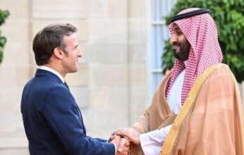 ولي العهد السعودي والرئيس الفرنسي يبحثان هاتفيا جهود تحقيق الأمن والاستقرار في المنطقة
