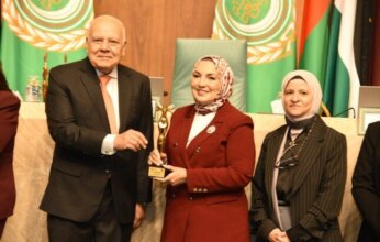 تكريم الدكتورة آمال حسن الغزاوي بدرع المرأة العربية للمسؤولية المجتمعية لعام 2025