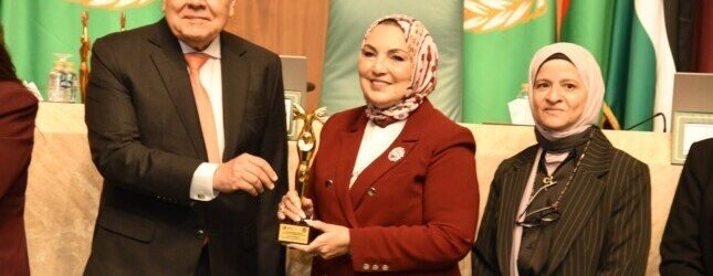 تكريم الدكتورة آمال حسن الغزاوي بدرع المرأة العربية للمسؤولية المجتمعية لعام 2025