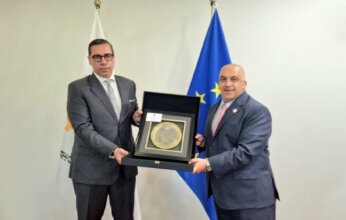 سفير الكويت في قبرص يبحث مع وزير الخارجية تعزيز التعاون والتنسيق بين البلدين