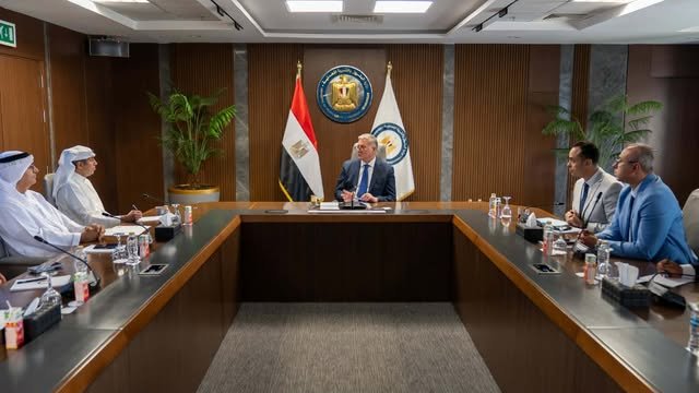 مصر والإمارات تبحثان توسيع الاستثمارات البترولية وتعزيز التعاون في تموين وقود الطائرات والاستكشاف مصر والإمارات تبحثان توسيع الاستثمارات البترولية وتعزيز التعاون في تموين وقود الطائرات والاستكشاف