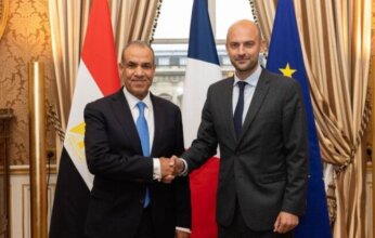 وزير الخارجية المصري يبحث مع نظيره الفرنسي خفض التصعيد في المنطقة.. تفاصيل اللقاء