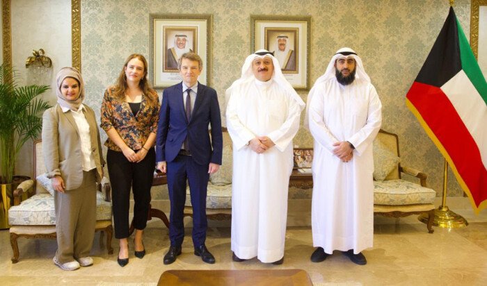 وزير الصحة الكويتي يبحث مع السفير الإسباني تعزيز التعاون الصحي وتبادل الخبرات الطبية وزير الصحة الكويتي يبحث مع السفير الإسباني تعزيز التعاون الصحي وتبادل الخبرات الطبية