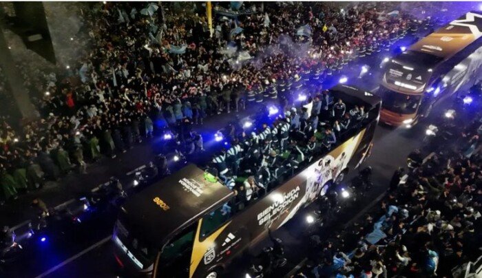 في غياب ميسي.. الآلاف يستقبلون منتخب الأرجنتين بعد خسارة كأس العالم 2026 في غياب ميسي.. الآلاف يستقبلون منتخب الأرجنتين بعد خسارة كأس العالم 2026