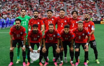 منتخب مصر بالقميص الأحمر والأرجنتين بالزي التقليدي