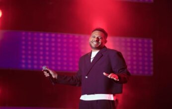 بكلمات أبكت الجمهور.. محمد حماقي يستعيد ذكريات والده