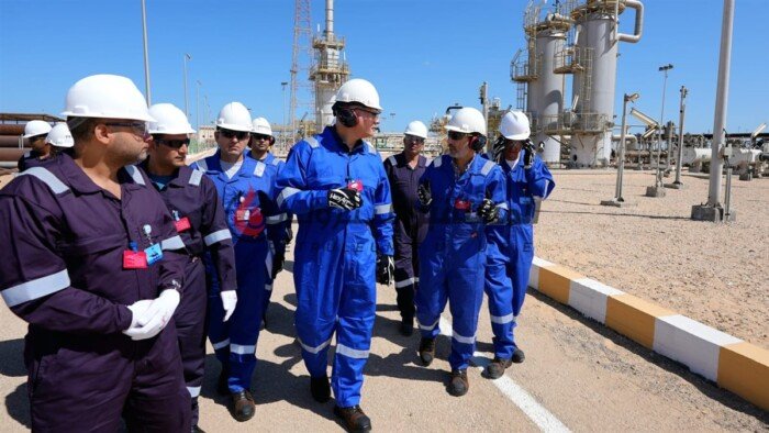 وزير البترول يتفقد مشروع “إنبي” بالإمارات ويؤكد: الشركات المصرية شريكا موثوقا وزير البترول يتفقد مشروع “إنبي” بالإمارات ويؤكد: الشركات المصرية شريكا موثوقا