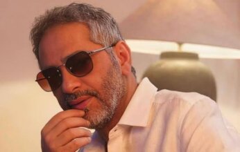 شاهد.. أول ظهور للفنان فضل شاكر أثناء قص شعره بعد إخلاء سبيله في لبنان