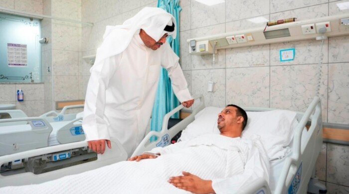 وزير الدفاع الكويتي يتفقّد القوة البحرية ويطمئن على صحة عدد من المصابين وزير الدفاع الكويتي يتفقّد القوة البحرية ويطمئن على صحة عدد من المصابين