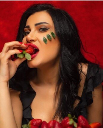 بلاغ يتهم البلوجر المصرية منى ممدوح بارتكاب فعل فاضح.. «صور» 2 khaligyoun07958