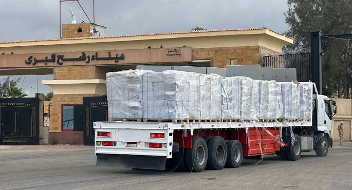 استئناف دخول قافلة "زاد العزة" الـ227 إلى غزة عبر معبر رفح بعد توقف يومين استئناف دخول قافلة "زاد العزة" الـ227 إلى غزة عبر معبر رفح بعد توقف يومين