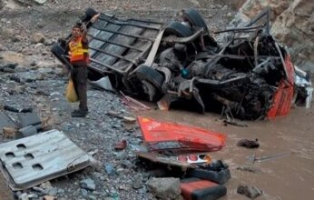 كارثة على طريق باكستان.. مصرع 40 شخصًا إثر سقوط حافلة في وادٍ سحيق