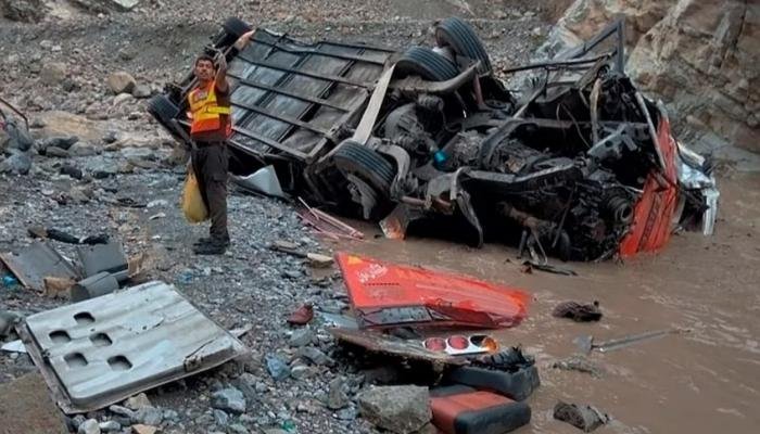 كارثة على طريق باكستان.. مصرع 40 شخصًا إثر سقوط حافلة في وادٍ سحيق كارثة على طريق باكستان.. مصرع 40 شخصًا إثر سقوط حافلة في وادٍ سحيق
