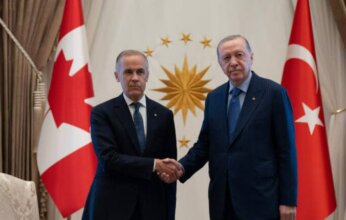 أردوغان يهدي كارني مسدساً منقوشاً باسمه خلال قمة الناتو في أنقرة