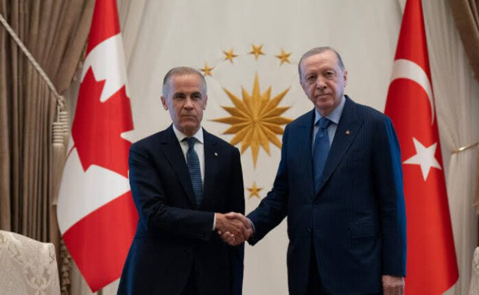 أردوغان يهدي كارني مسدساً منقوشاً باسمه خلال قمة الناتو في أنقرة أردوغان يهدي كارني مسدساً منقوشاً باسمه خلال قمة الناتو في أنقرة