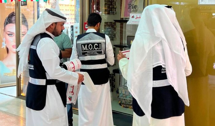 «التجارة بالكويت» تضبط 11 ألف قطعة مقلدة وتغلق 8 محال مخالفة «التجارة بالكويت» تضبط 11 ألف قطعة مقلدة وتغلق 8 محال مخالفة
