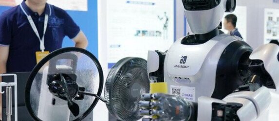 الصين تفتتح أول مدرسة لتأهيل الروبوتات ومنحها شهادات مهنية