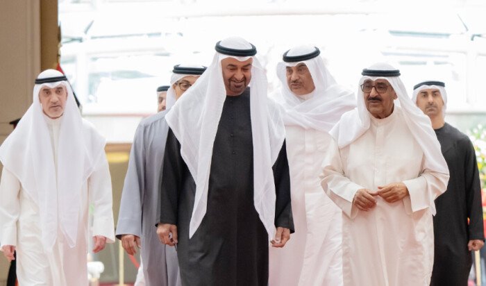 أمير الكويت ورئيس الإمارات يبحثان التطورات في منطقة الشرق الأوسط أمير الكويت ورئيس الإمارات يبحثان التطورات في منطقة الشرق الأوسط