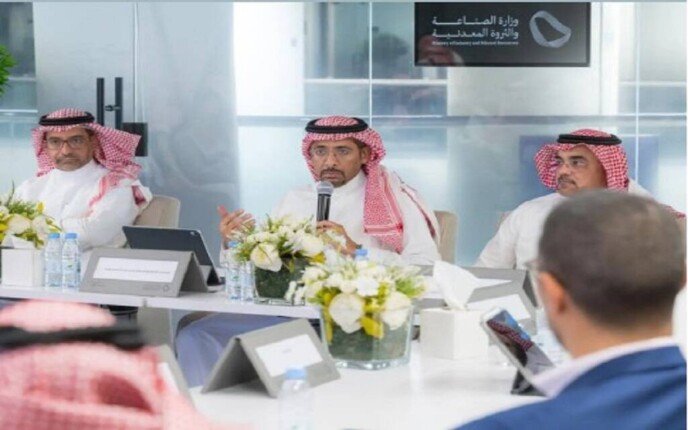 السعودية تبحث توطين صناعة الطائرات المروحية بالشراكة مع "Airbus" السعودية تبحث توطين صناعة الطائرات المروحية بالشراكة مع "Airbus"