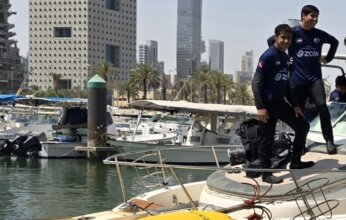 فريق الغوص الكويتي ينتشل قارباً غارقاً في «مارينا شرق»