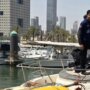 فريق الغوص الكويتي ينتشل قارباً غارقاً في «مارينا شرق» 3 khaligyoun31962