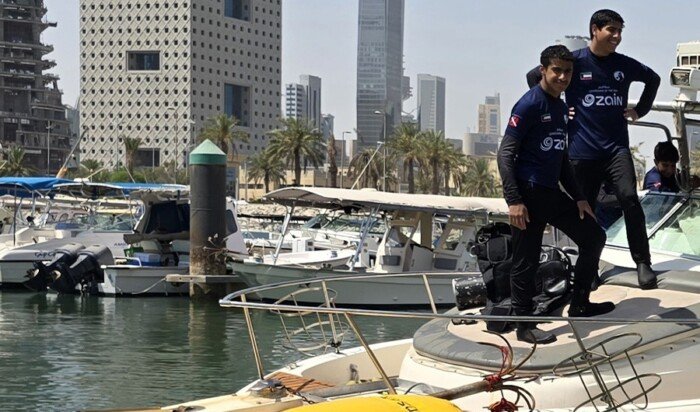 فريق الغوص الكويتي ينتشل قارباً غارقاً في «مارينا شرق» فريق الغوص الكويتي ينتشل قارباً غارقاً في «مارينا شرق»