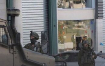 الاحتلال يحول منزلاً إلى ثكنة عسكرية ويعتقل فلسطينياً خلال اقتحامات بالضفة الغربية